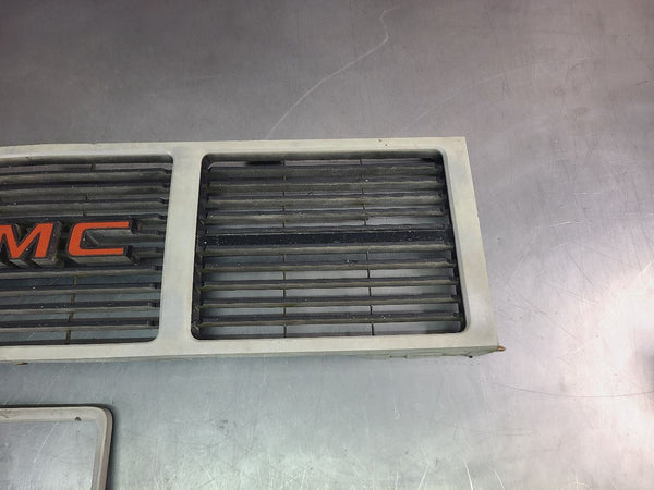 1985-88 GMC Truck, Blazer, Suburban Front Grille Assembly w/ RH Headlight Bezel3