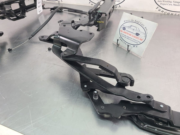 2003-06 Chevy SSR Rear Truck Bed Topper / Tonneau Main Lift Hinge Pair, LH/RH8