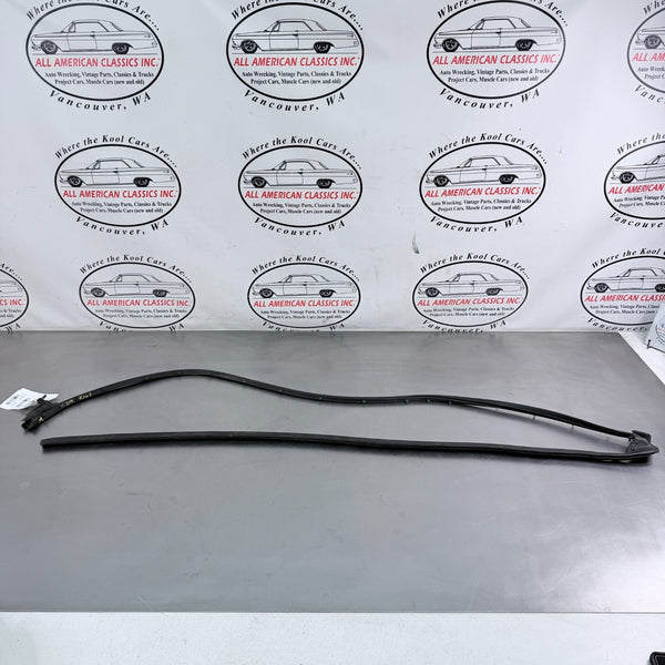2005-13 C6 Corvette Front Right Passengers Side Door Weather Stripping - OEM0
