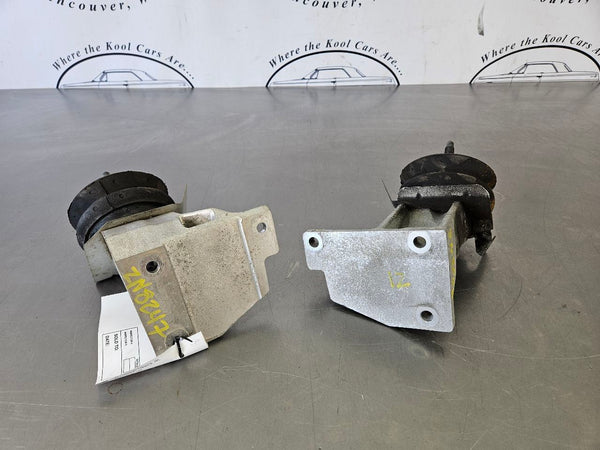 2004-06 GTO LS2 Engine Stand Motor Mounts Pair, LH / RH, w/ Rubber Mounts - OEM6