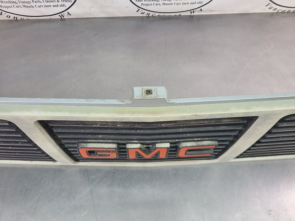 1985-88 GMC Truck, Blazer, Suburban Front Grille Assembly w/ RH Headlight Bezel19