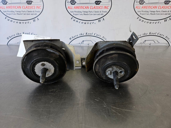 2004-06 GTO LS2 Engine Stand Motor Mounts Pair, LH / RH, w/ Rubber Mounts - OEM4