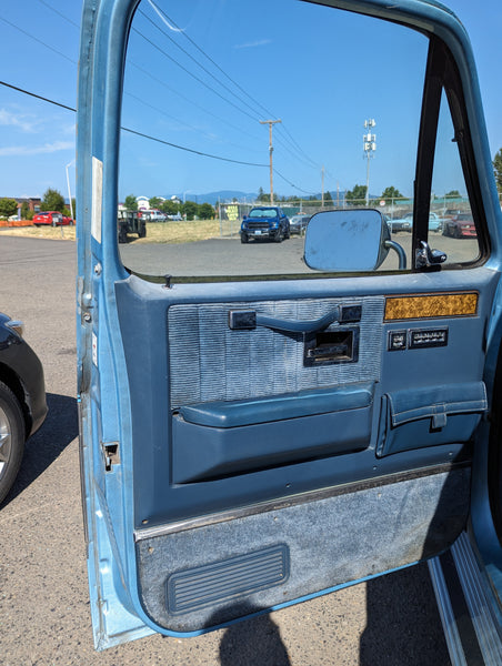 1989 Chevrolet Suburban, Blue w/ Boat on Top, Stock #195716