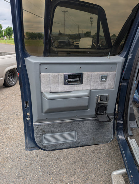 1986 Chevrolet Suburban 1/2 Ton 4x4 Auto, Blue, Stock #130488