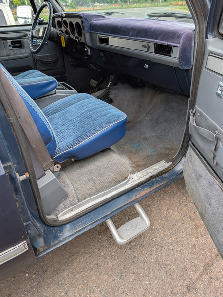 1986 Chevrolet Suburban 1/2 Ton 4x4 Auto, Blue, Stock #130488
