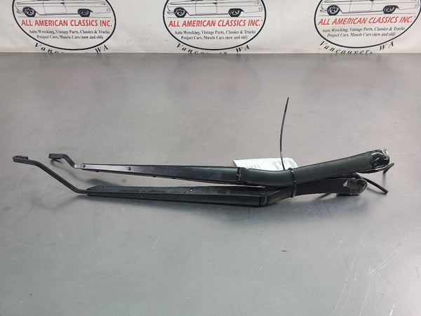 2005-13 C6 Corvette Windshield Wiper Arm Pair, Left / Right, w/ Washer Hoses0