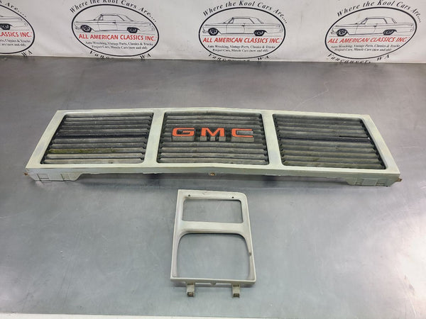 1985-88 GMC Truck, Blazer, Suburban Front Grille Assembly w/ RH Headlight Bezel0