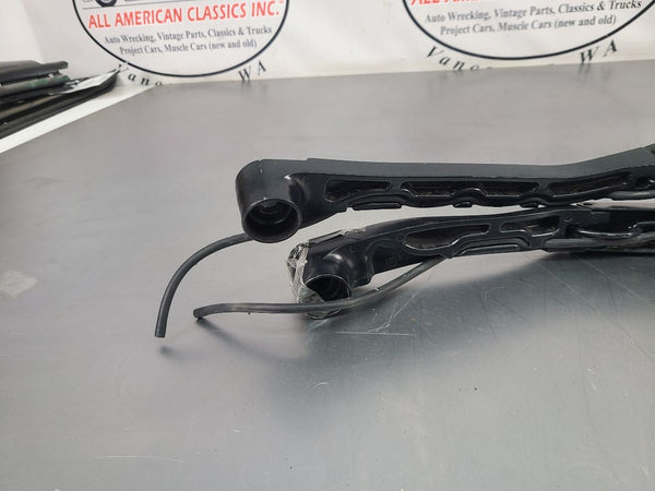 2005-13 C6 Corvette Front Windshield Wiper Arm Pair, Left / Right - OEM7