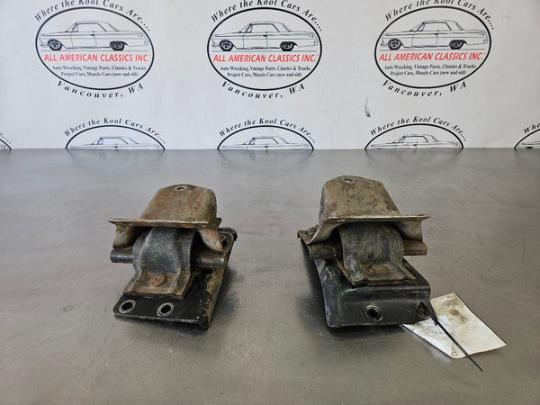 1984-93 Ford F250 Pickup Truck 7.3L Diesel Engine Mount Pair w/ Hardware - OEM0