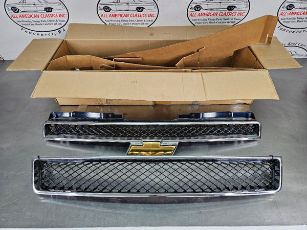 2007 Chevy Tahoe, Avalanche, Suburban NOS Upper / Lower Grille Kit, #191562780