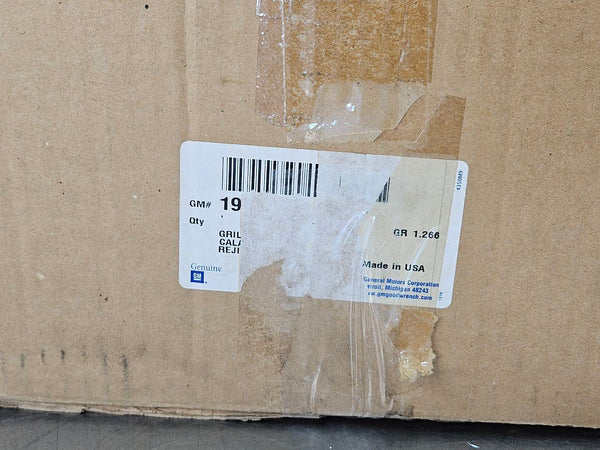 2007 Chevy Tahoe, Avalanche, Suburban NOS Upper / Lower Grille Kit, #191562788