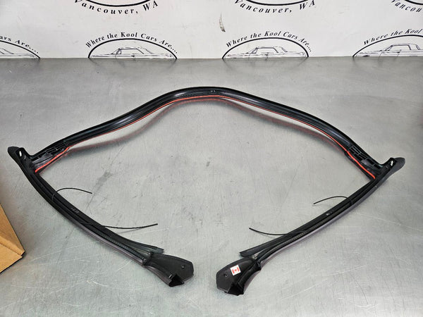 2011-15 Camaro NOS OEM GM Windshield Weatherstripping Seal Kit, #209872511